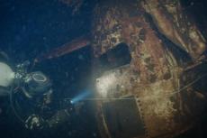 Diver reaches Liberator 589D aircraft wreck