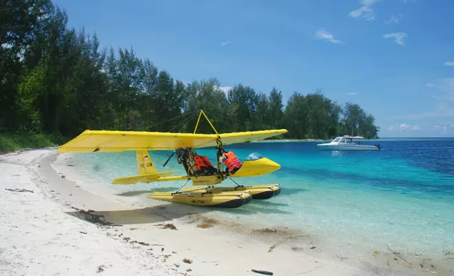 Super Drifter ultralight floatplane on the beach 