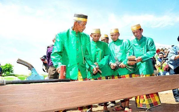 Ceremony for pinisi boat building at Tanah Beru in Sulawesi
