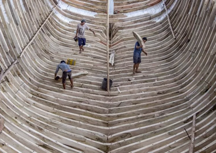 Pinisi boat building